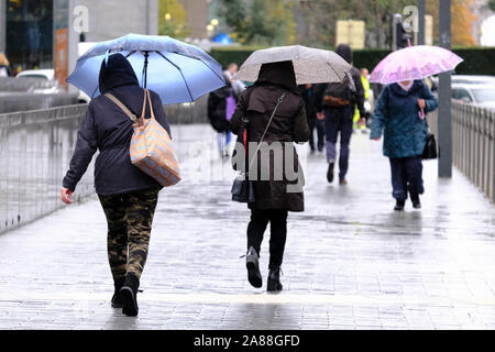 Brüssel, Belgien. 7 Nov, 2019. Fußgänger gehen Während eines Niederschlages. Credit: ALEXANDROS MICHAILIDIS/Alamy leben Nachrichten Stockfoto