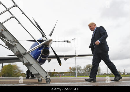 Premierminister Boris Johnson Boards ein Flugzeug nach einem Besuch des Tetley Tea Factory in Stockton, während auf der allgemeinen Wahlkampagne Trail. Stockfoto