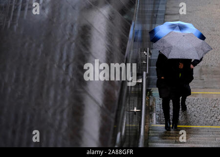 Brüssel, Belgien. 7 Nov, 2019. Fußgänger gehen Während eines Niederschlages. Credit: ALEXANDROS MICHAILIDIS/Alamy leben Nachrichten Stockfoto