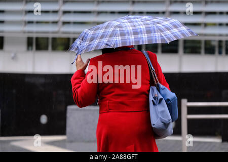 Brüssel, Belgien. 7 Nov, 2019. Fußgänger gehen Während eines Niederschlages. Credit: ALEXANDROS MICHAILIDIS/Alamy leben Nachrichten Stockfoto