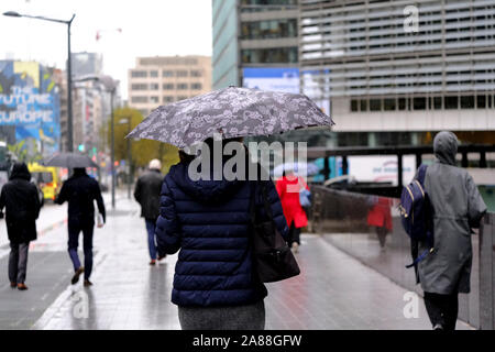 Brüssel, Belgien. 7 Nov, 2019. Fußgänger gehen Während eines Niederschlages. Credit: ALEXANDROS MICHAILIDIS/Alamy leben Nachrichten Stockfoto