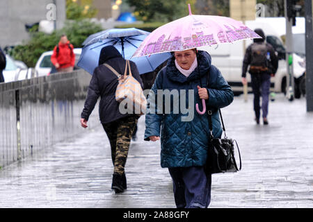 Brüssel, Belgien. 7 Nov, 2019. Fußgänger gehen Während eines Niederschlages. Credit: ALEXANDROS MICHAILIDIS/Alamy leben Nachrichten Stockfoto