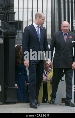 London, Großbritannien. November 2019. Der Herzog von Cambridge Blätter Saint Martin in den Feldern begleitet von pensionierten Senior British Army Officer und Mitglied des Oberhauses Lord Dannatt nach dem Besuch der Start des nationalen Notstand Trust, einer britischen Disaster Nächstenliebe. Amer ghazzal/Alamy leben Nachrichten Stockfoto