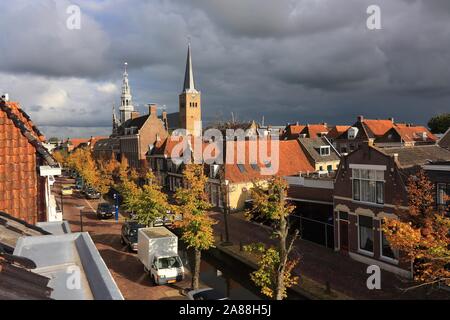 Blick auf Franeker Niederlande von Noord mit Martinikerk und Altes Rathaus gegen einen stürmischen Himmel im Herbst Stockfoto
