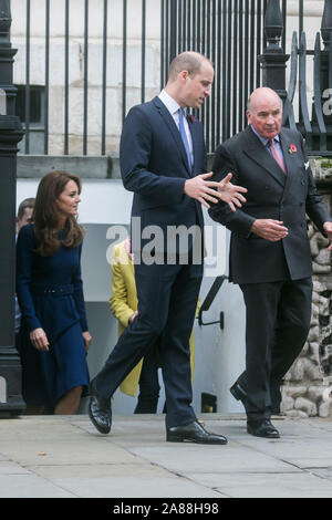 London, Großbritannien. November 2019. Der Herzog von Cambridge Blätter Saint Martin in den Feldern begleitet von pensionierten Senior British Army Officer und Mitglied des Oberhauses Lord Dannatt nach dem Besuch der Start des nationalen Notstand Trust, einer britischen Disaster Nächstenliebe. Amer ghazzal/Alamy leben Nachrichten Stockfoto