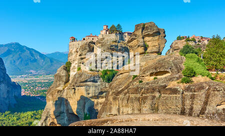 Klöster Varlaam und das große Wort meteoron auf den Klippen in Meteora, Kalambaka, Griechenland - griechische Landschaft Stockfoto