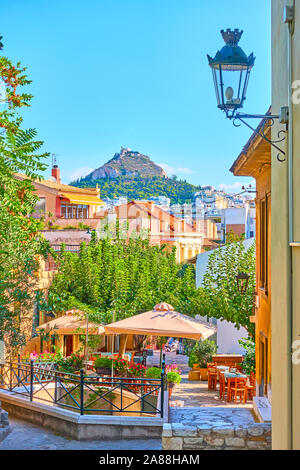 Ausblick auf die Straße im Plaka Viertel in der Altstadt von Athen, Griechenland - malerische Stadtbild mit Sicht auf die City Skyline Stockfoto