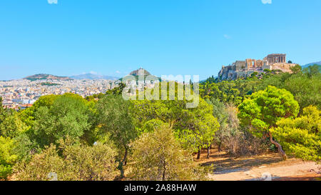 Panorama der Stadt Athen mit Akropolis, Lycabettus und den öffentlichen Park auf dem Hügel der Nymphen auf Sommer sonnigen Tag, Griechenland - griechische Landschaft Stockfoto