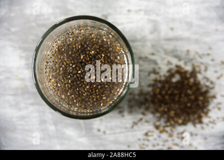 Chia Samen Kalk und Wasser. Detox gesundes Getränk mit Gel Textur Stockfoto