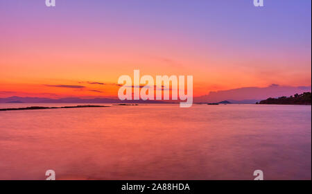 Ägäis in Aegina Island bei Dämmerung, Griechenland - Sunset Landschaft - Seascape. Lange Exposition, das Wasser ist unscharf durch Bewegung Stockfoto