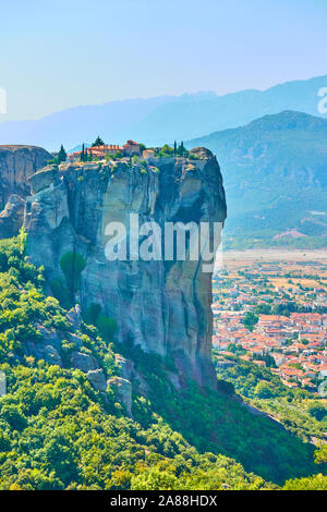 Die Heilige Dreifaltigkeit orthodoxe Kloster auf der Klippe in Meteora, Griechenland - griechische Landschaft Stockfoto