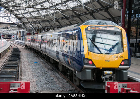 Um die UK-Merseyside - Nahverkehrszug in Liverpool Lime Street Station. Stockfoto