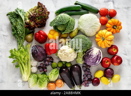 Gesunde Ernährung Konzept. Gemüse und Früchte auf hellen Hintergrund