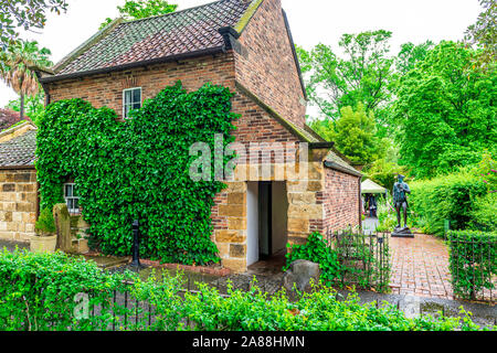 4 Nov 19. Melbourne, Australien. Kapitän Cook's Cottage und Garten in den Fitzroy Gardens in Melbourne, Victoria Stockfoto