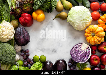 Gesunde Ernährung Konzept. Gemüse und Früchte auf hellen Hintergrund Stockfoto