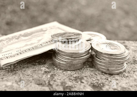 Münzen und Dollar Bill. Altes Foto. Stockfoto