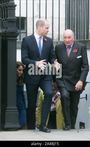 London, Großbritannien. November 2019. Der Herzog von Cambridge Blätter Saint Martin in den Feldern begleitet von pensionierten Senior British Army Officer und Mitglied des Oberhauses Lord Dannatt nach dem Besuch der Start des nationalen Notstand Trust, einer britischen Disaster Nächstenliebe. Amer ghazzal/Alamy leben Nachrichten Stockfoto