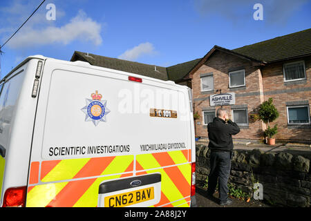 Ein Polizeioffizier Fotografien Ashville Pflegeheim in Brithdir, South Wales, das ist einer von zwei Heime, in denen Gwent Polizei, sind Behauptungen, dass einige Mitarbeiter sind Opfer der modernen Sklaverei. Stockfoto