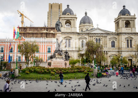 Plaza Murillo im Historischen Viertel mit der Kathedrale Unserer Lieben Frau des Friedens und dem Regierungspalast im Hintergrund, La Paz, Bolivien Stockfoto