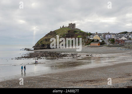 Criccieth Strand und Schloss auf der Halbinsel Lleyn, North Wales. Stockfoto