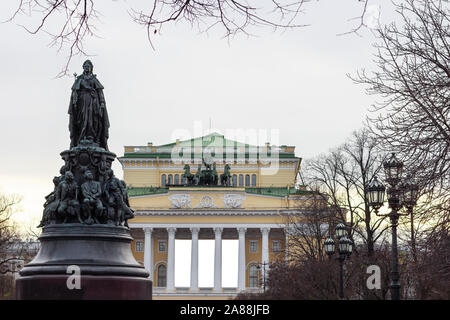Alexandrinsky Theater im Zentrum von St. Petersburg Denkmal für Katharina II. Stockfoto