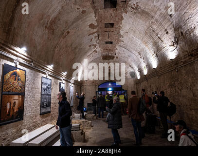 Berlin, Deutschland. 07 Nov, 2019. Besucher in einen Ausstellungsraum, in dem ein neuer Besucher Tunnel beginnt in der Bernauer Straße. Das neu erbaute Besucher Tunnel führt zu einer ursprünglichen Fluchttunnel aus der DDR aus den 70er Jahren. Credit: Fabian Sommer/dpa/Alamy leben Nachrichten Stockfoto