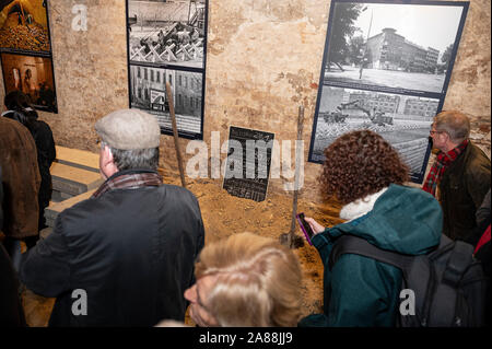 Berlin, Deutschland. 07 Nov, 2019. Besucher in einen Ausstellungsraum, in dem ein neuer Besucher Tunnel beginnt in der Bernauer Straße. Das neu erbaute Besucher Tunnel führt zu einer ursprünglichen Fluchttunnel aus der DDR aus den 70er Jahren. Credit: Fabian Sommer/dpa/Alamy leben Nachrichten Stockfoto