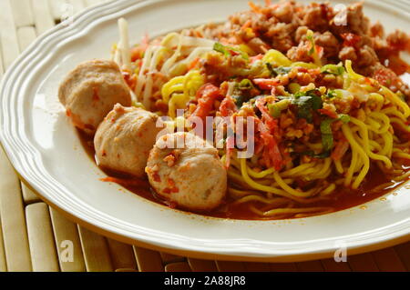 Chinesische Gelbe Nudeln dressing würzige Schweinefleisch Ball mit getrockneten Garnelen Suppe Stockfoto
