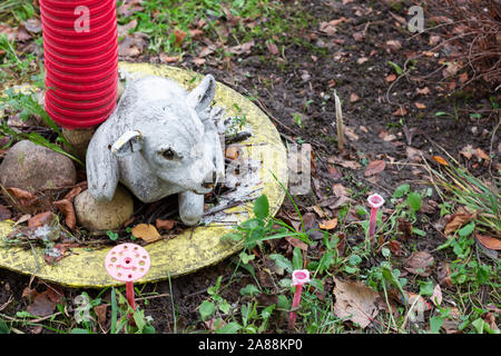 Spielzeug Reh im Winter Garten. Weihnachten Dekoration. Stockfoto