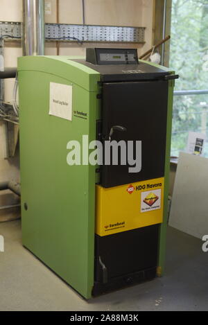 Ein Holzofen Vergasung Kessel, die auf Umweltfreundlich Protokolle läuft Stockfoto