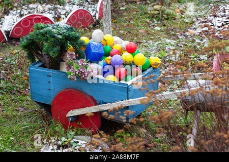 Trolley mit Spielzeug in den Wintergarten. Dekoration der Hinterhof. Stockfoto