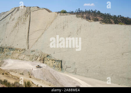 Außergewöhnliche Wand mit Dinosaurier Spuren im Parque Cretácico oder Kreidezeit Park aka Cal Orck'o in Sucre, Bolivien Stockfoto