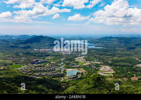 China Sanya Hainan Aireal Landschaftsansicht mit blauem Himmel und Wolken Stockfoto