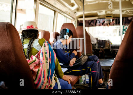 Lokale Frau trug einen schicken Hut in einen öffentlichen Bus in Sucre, Bolivien Stockfoto