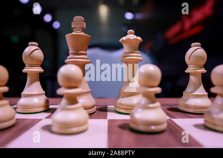 Flache Tiefenschärfe (selektive Fokus) Bild mit Holz- Schachfiguren auf einem holztisch vor einem professionellen Wettbewerb. Stockfoto