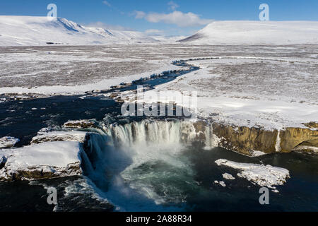 Luftaufnahme der Wasserfall Godafoss, verschneiten Ufer und den Fluss. Island im frühen Frühling. Stockfoto