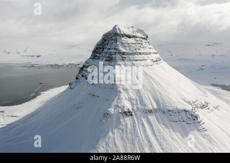 Luftaufnahme des schneebedeckten Mount Kirkjufell im Frühjahr in Island Stockfoto