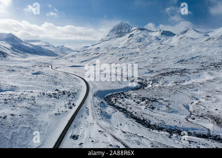 Luftaufnahme von eine kurvenreiche Straße zu den Snowy Mountains im Norden von Island. Stockfoto