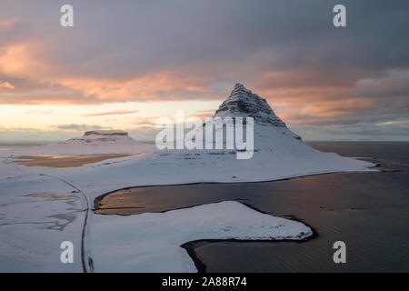 Luftaufnahme des schneebedeckten Mount Kirkjufell im Frühjahr in Island Stockfoto