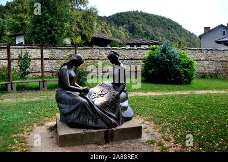 Skulptur Frauen Stickerinnen in TRYAVNA - Balkan - Bulgarien Stockfoto