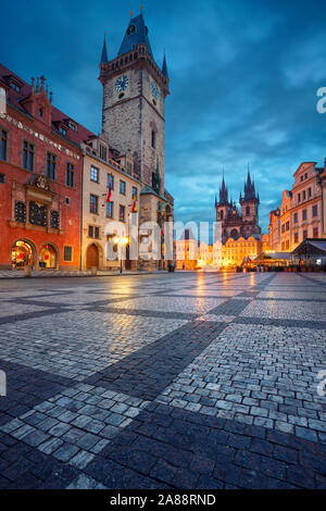 Prag, Tschechische Republik. Stadtbild Bild des berühmten Altstädter Ring mit der Astronomische Uhr in Prag und Altes Rathaus während der Dämmerung blaue Stunde. Stockfoto