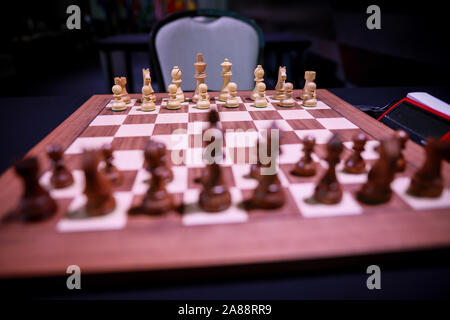 Flache Tiefenschärfe (selektive Fokus) Bild mit Holz- Schachfiguren auf einem holztisch vor einem professionellen Wettbewerb. Stockfoto