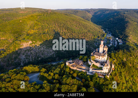 Luftaufnahme des Marxburg schloss am Rhein während des Sonnenuntergangs. Sommer in Deutschland Stockfoto