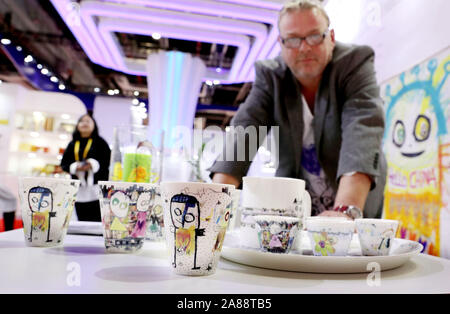 (191107) - SHANGHAI, November 7, 2019 (Xinhua) - Foto an November 6, 2019 zeigt Produkte mit Zeichnungen Dänischen Künstlers Poul Pava ist am Stand der dänische Design Haus Aida an der Lebensstile Ausstellungsfläche während des zweiten China International Import Expo (CIIE) in Shanghai, China. Viele Produkte der Dänischen Design Haus Aida mit Zeichnungen von Poul Pava, der in eine naive und spontane Stil mit seine kindliche Bilder und Zeichnungen der menschlichen Form spezialisiert. Poul Pava stellte seine Werke für Aussteller und Besucher seine künstlerischen Ideen, die hier an der Ciie zu fördern. (Xinhua / Liu Ying) Stockfoto