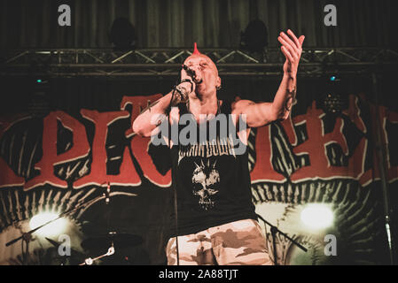 SPAZIO POLIVALENTE, CARAMAGNA PIEMONT, ITALIEN - 2019/11/06: Der schottische Punk Rock Sänger Walter'Wattie Buchan', Frontmann der "ausgenutzt" Band, die live auf der Bühne Stockfoto