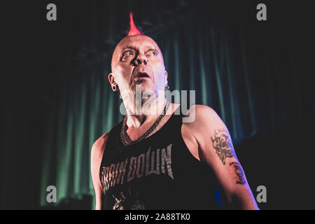 SPAZIO POLIVALENTE, CARAMAGNA PIEMONT, ITALIEN - 2019/11/06: Der schottische Punk Rock Sänger Walter'Wattie Buchan', Frontmann der "ausgenutzt" Band, die live auf der Bühne Stockfoto