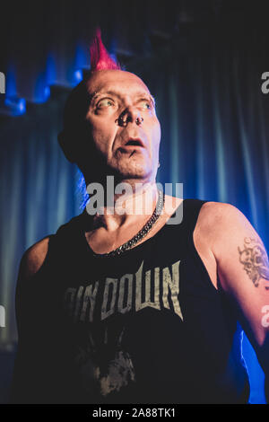 SPAZIO POLIVALENTE, CARAMAGNA PIEMONT, ITALIEN - 2019/11/06: Der schottische Punk Rock Sänger Walter'Wattie Buchan', Frontmann der "ausgenutzt" Band, die live auf der Bühne Stockfoto