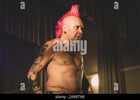 SPAZIO POLIVALENTE, CARAMAGNA PIEMONT, ITALIEN - 2019/11/06: Der schottische Punk Rock Sänger Walter'Wattie Buchan', Frontmann der "ausgenutzt" Band, die live auf der Bühne Stockfoto