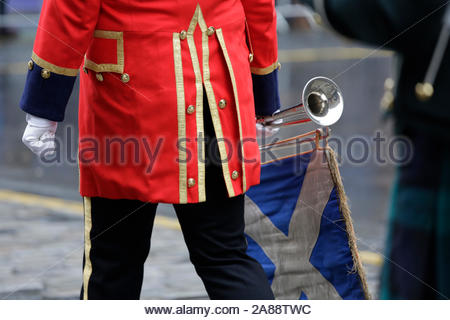 Edinburgh, Schottland, Großbritannien. 7. Nov 2019. Der Staat Trompeter von Schottland an der Mercat Cross auf der Royal Mile als Schutz der Ehre für das Lesen der königliche Proklamation von Lord Lyon King von Waffen, die das Parlament für eine allgemeine Wahl aufgelöst wurde. Alte Zeremonie. Quelle: Craig Brown/Alamy leben Nachrichten Stockfoto