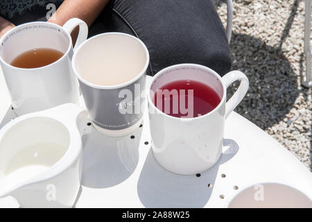 Tea time Gießen englischer Tee von Teekanne Tasse Tee Stockfoto